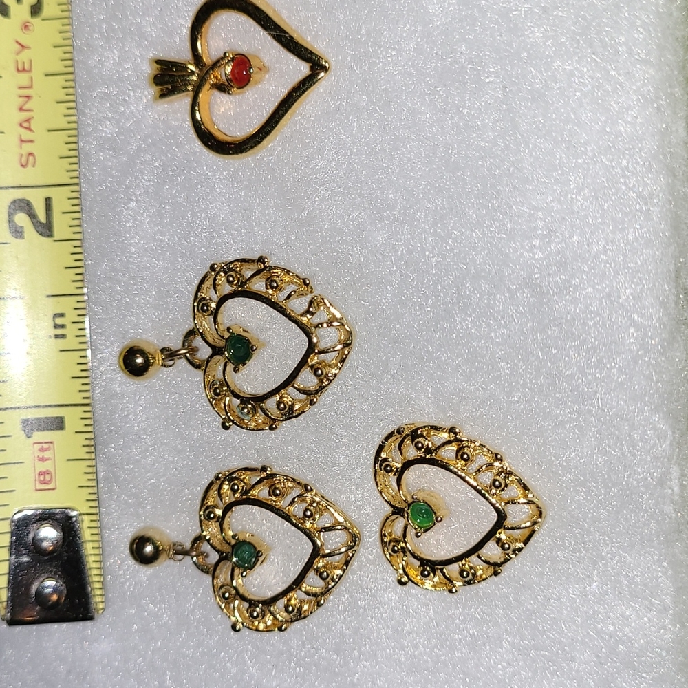 Vintage Lot: Emeralds & Ruby Faux Gems Gold-tone Heart Brooches & Earrings - Picture 4 of 7